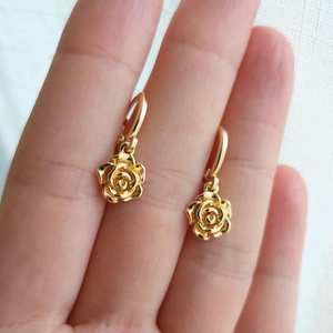 Pendientes de Aro con Dije de Rosa, Plata de Ley 925 Chapada en Oro, Estilo Vintage, Regalo para Ella, Diseño de Pendientes - Product Image 3