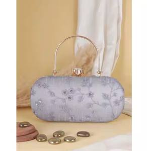 Bolso de mano bordado elegante diseñado para mujeres que aprecian los detalles de moda y la elegancia hecha a mano - Product Image 2