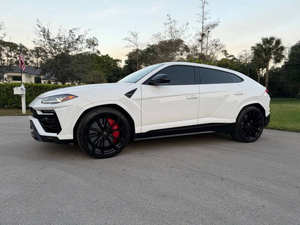 Lamborghini Urus 2022 d'occasion en excellent état - Product Image 2