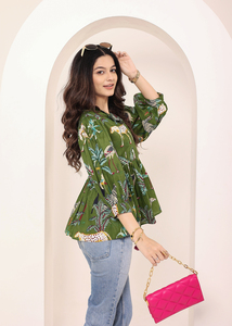 Top Peplum de algodón con manga de globo con estampado tropical verde Diseño de Peplum elegante con mangas de globo de declaración Estampado tropical verde - Product Image 3