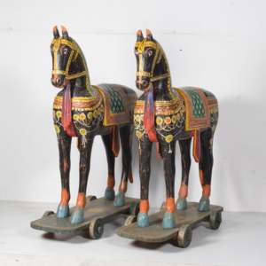 Cheval en bois peint à la main, peinture animale moderne, décoration murale, objet décoratif pour la maison, avec base en bois massif - Product Image 1