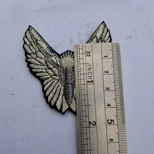 ป้ายปักลายแมลงปอแบบทำมือด้วยลวดทองคำ - เข็มกลัดรูปด้วงมีปีกทำจากด้ายไหมสีทองและสีเงิน - งานปักแมลง 3 มิติสุดหรู - Product Image 1