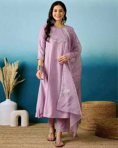 Ensemble Salwar Kameez en soie mélangée imprimée avec pantalon et dupatta assortis pour les fêtes traditionnelles et les tenues ethniques quotidiennes - Product Image 4
