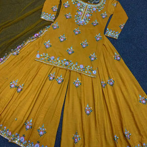 Presentamos el Nuevo Conjunto Kurti-Pantalón de Buena Calidad, Top de Georgette de Diseño Pesado con Bordado Completo y Pantalones Palazzo de Georgette Pesado - Product Image 1