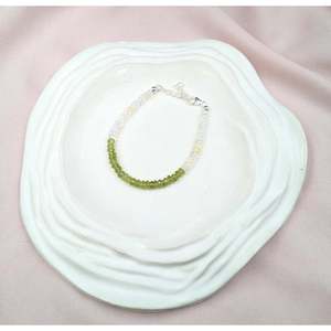 Bracelet perlé en opale éthiopienne et péridot avec breloque plaquée or et joncs ornés de perles et de diamants - Product Image 1