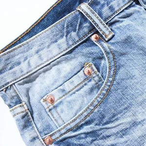 Shorts de Mezclilla de Alta Calidad para Mujer, Diseño de Cintura Alta, Lavado Ácido Azul Claro, Detalles Desgastados y Dobladillo Moderno para el Verano - Product Image 3