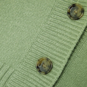 Cárdigan con cuello en V para mujer de alta calidad, logotipo bordado personalizado, suéter estándar de punto corto de Color sólido con decoración de apliques - Product Image 3