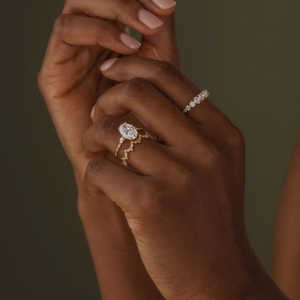 Anillo de Compromiso de Plata 925 con Moissanita de Corte Ovalado y Múltiples Piedras, Diseño Elegante de Múltiples Elementos para Futura Novia - Product Image 6