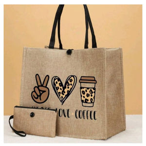 Bolsa de Yute Estampada para Amantes del Café con Texto de Paz, Amor y Café en Yute Natural y Negro, Diseñada para el Uso Diario Informal - Product Image 1