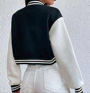 Chaqueta universitaria recortada para mujer Diseño acolchado Venta al por mayor Personalizable Rosa Púrpura Dorado Bordado Botón Decoración Otoño Corto - Product Image 2