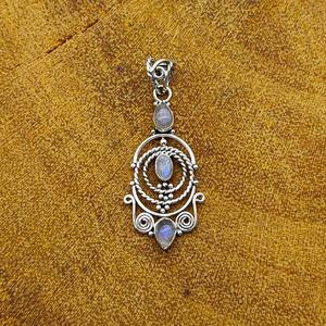 Vente en gros de pendentifs fins en argent 925 tendance pierre de lune arc-en-ciel naturelle collier à lunette en pierre multiple pour enfants direct - Product Image 1