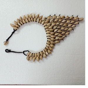 Collares de concha de mar cauri natural hechos a medida con cordones de algodón encerado ideales para reventa en joyerías de moda - Product Image 1