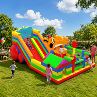 Aire de jeux gonflable commerciale sur le thème des animaux avec toboggan géant, zone de saut et jeux d'obstacles pour événements et locations