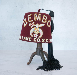 Sombrero Fez de Lana 100% Daughters of Sphinx con una Hilera de Letras de Pedrería y Borla Amarilla, Estilo Casual para Exteriores, Precios al por Mayor - Product Image 2