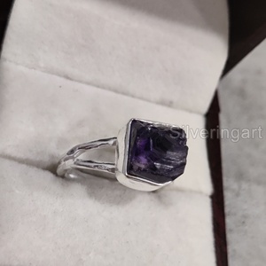 Joyería de piedra en bruto Anillo de mujer Piedra preciosa de amatista cruda natural Piedra NATAL DE FEBRERO Aniversario martillado Anillo de plata esterlina 925 - Product Image 3