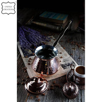 Cafetière traditionnelle turque en cuivre avec tasses en métal gravées couleur cuivre brossé