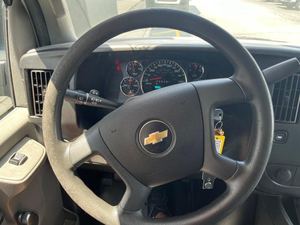 Blanc utilisé 2018 Chevrolet Express Cargo 2500 RWD avec roues en acier Sièges en tissu Système de navigation Démarrage à distance - Product Image 5