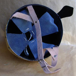 หมวกเหล็กนอร์แมน งานแฮนด์เมด ตัดขึ้นรูปด้วยเหล็กอ่อน ประดับด้วยงานเคลือบ 18 เกจ น้ำหนัก 2.2 กก. สำหรับการจำลองฉากจากทีวี/ภาพยนตร์  แบบจำลองชุดเกราะ - Product Image 5