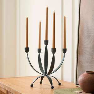 Elegantes candelabros de metal con detalles intrincados, ideales para la decoración del hogar inspirada en el palacio real o la configuración del escenario del banquete - Product Image 5