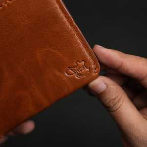 ไม่ใช่. กระเป๋าสตางค์แบบพับสองตอน 81 ใบ ทำด้วยมือ คลาสสิก ตกแต่งด้วยการเย็บแบบเต็มหนัง ทำจากหนังฟูลเกรนสีน้ำตาลวินเทจ - Product Image 1