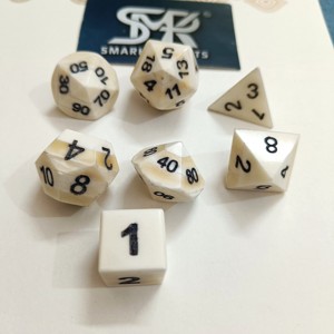 Ensemble de dés en os de buffle poli traditionnel pour jeux RPG Formes polyédriques faites à la main Étanche Écologique Ensemble complet de 7 pièces - Product Image 1