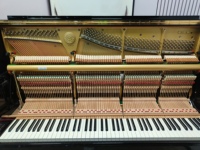 Piano vertical Kawai XO-8AT en stock, envío rápido. Piano vertical resistente para uso a largo plazo, para escenario y estudio, de segunda mano.