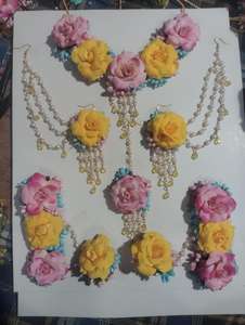 Fleur de Rose Artificielle Multicolore Fait à la Main Mehendi et Haldi Bijoux de Mariage Floral et Perle Ensemble de Bijoux de Mariée Accessoire de Mariage - Product Image 6