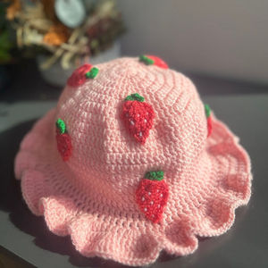 Chapeau Bob Unisexe Fait Main en Coton Laitier 100% avec Imprimé Fraise Adorable, Tissu de Haute Qualité, Style Fruité pour la Pêche et les Fêtes - Product Image 1