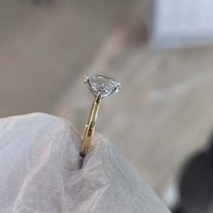 Bague de fiançailles ovale avec pierre latérale demi-lune en diamant de culture - Product Image 3