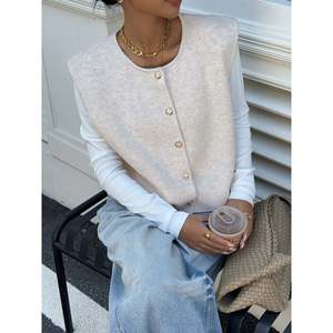 Gilet en tricot sans manches pour femme, col rond, boutonné devant, couleur abricot - Product Image 1