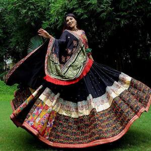 Lehenga Choli traditionnel élégant brodé avec dupatta, prêt à être expédié, tenue de mariée Lehenga Choli pour femmes - Product Image 2