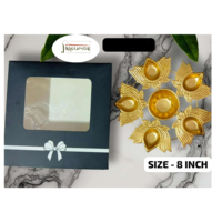 Urli en fer poli traditionnel de 8 pouces en forme de lotus avec boîte cadeau pour la décoration intérieure, les mariages et les célébrations de Diwali