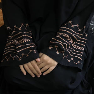 เสื้อผ้ามุสลิมแบบดั้งเดิมและเครื่องประดับปักด้วยมือหรูหราของผู้หญิง - Product Image 1