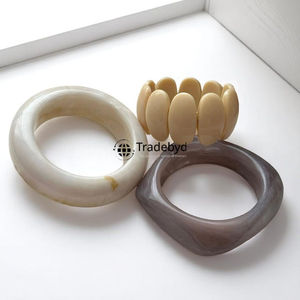 Brazaletes de resina coloridos para fiesta Pulseras de diseñador moderno para mujer de Tradebyd - Product Image 1