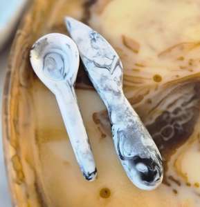 Cuchara y Tenedor para Ensalada con Mango de Resina Hecho a Mano al por Mayor, Apto para Lavavajillas, Utensilios de Cocina Artizon Studio para el Hogar y Restaurantes - Product Image 3