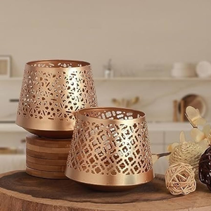 ที่ใส่เทียนทีไลท์โลหะเคลือบทองทำด้วยมือที่สวยงามพร้อมรอยตัดดอกไม้เพื่อให้เรืองแสงได้อย่างนุ่มนวลและสง่างาม - Product Image 5