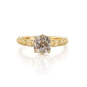 Anillo de compromiso Petite Old Mine Cushion Champagne con diamante cultivado en laboratorio de 1.32 ct L VS2 en oro amarillo de 14 quilates con detalles de lujo subtiles. - Product Image 3