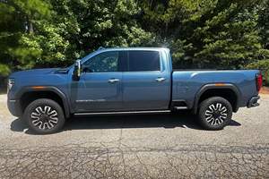 2025 จีเอ็มซี เซียร์รา 2500HD เดนาลี 4x4 เทอร์โบดีเซล V8, สีดาวน์พัวร์ เมทัลลิก, ระบบเสียงท้ายรถโดย KICKER, ไม่ได้ดัดแปลง - Product Image 3