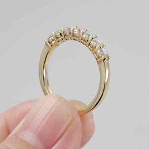 Anillo Fino Minimalista para Mujer, Plata de Ley 925 Chapada en Oro, Corte Brillante Redondo, Diamante Cultivado en Laboratorio, Regalo Perfecto para Aniversario, Joyería con Encanto - Product Image 2