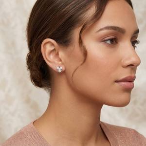 Boucles d'oreilles clous fleur en or rose et diamants taille brillant rond, bijoux de mariage pour femme, style romantique - Product Image 5