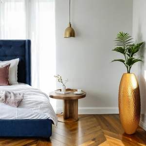 Florero de metal martillado hecho a mano, soporte de flores para sala de estar, decoración rústica moderna para el hogar, acento de mesa, centro de mesa elegante duradero - Product Image 4