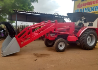 Massey Ferguson MF 385 Traktor mit hydraulischem Frontlader-Anbaugerät