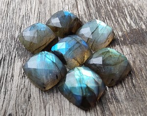 Vente en gros de pierres précieuses en vrac certifiées Lavira IGI de toutes tailles Labradorite naturelle bleue en forme de coussin pour la fabrication de bijoux - Product Image 2