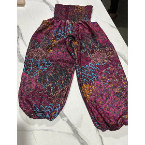 Pantalons Harem Bohèmes Violets en Gros avec Imprimé Plumes, Fabricant et Exportateur de Pantalons de Yoga - Product Image 3