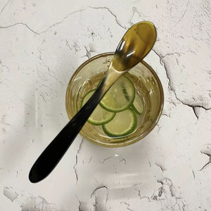 Cuillère en corne de buffle naturelle, fabriquée à la main et polie, parfaite pour servir des épices, des condiments ou pour une utilisation décorative sur la table, de haute qualité - Product Image 1