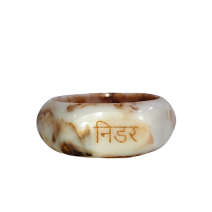 Brazalete de Resina Esmaltada Hecho a Mano, Impermeable, Ecológico y Duradero, en Colores Crema y Ámbar Marmoleados, con la Inscripción en Hindi 'Nidar' (Inmovilizado por el Miedo) - Product Image 1