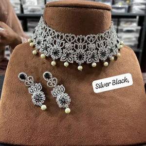 Collier de diamants américains de créateur de luxe avec boucles d'oreilles pour femmes, parfait pour les mariages, les fêtes et les occasions spéciales - Product Image 6