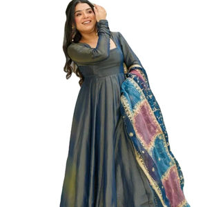 2025 femmes créateur de mode romain miroitant soie tissu énorme Flair motif trois pièces Salwar costume avec contraste Dupatta ensemble - Product Image 1