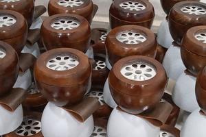 Brûleur d'encens contemporain en bois de santal à rayures arabes porte-bakhoor traditionnel usage religieux diffuseur d'aromathérapie bio - Product Image 5