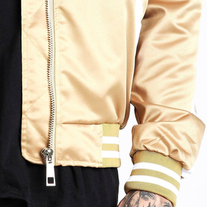 Chaquetas universitarias impermeables personalizadas con capucha frontal de satén Premium para hombres-Diseño portátil cómodo - Product Image 4